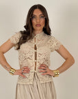Tailleur INDONESIA - giacca in pizzo con chiusura con alamari e pantalone con elastico finale