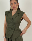 Tailleur armadillo- giacca con abbottonatura laterale e pantalone con elastico sul finale