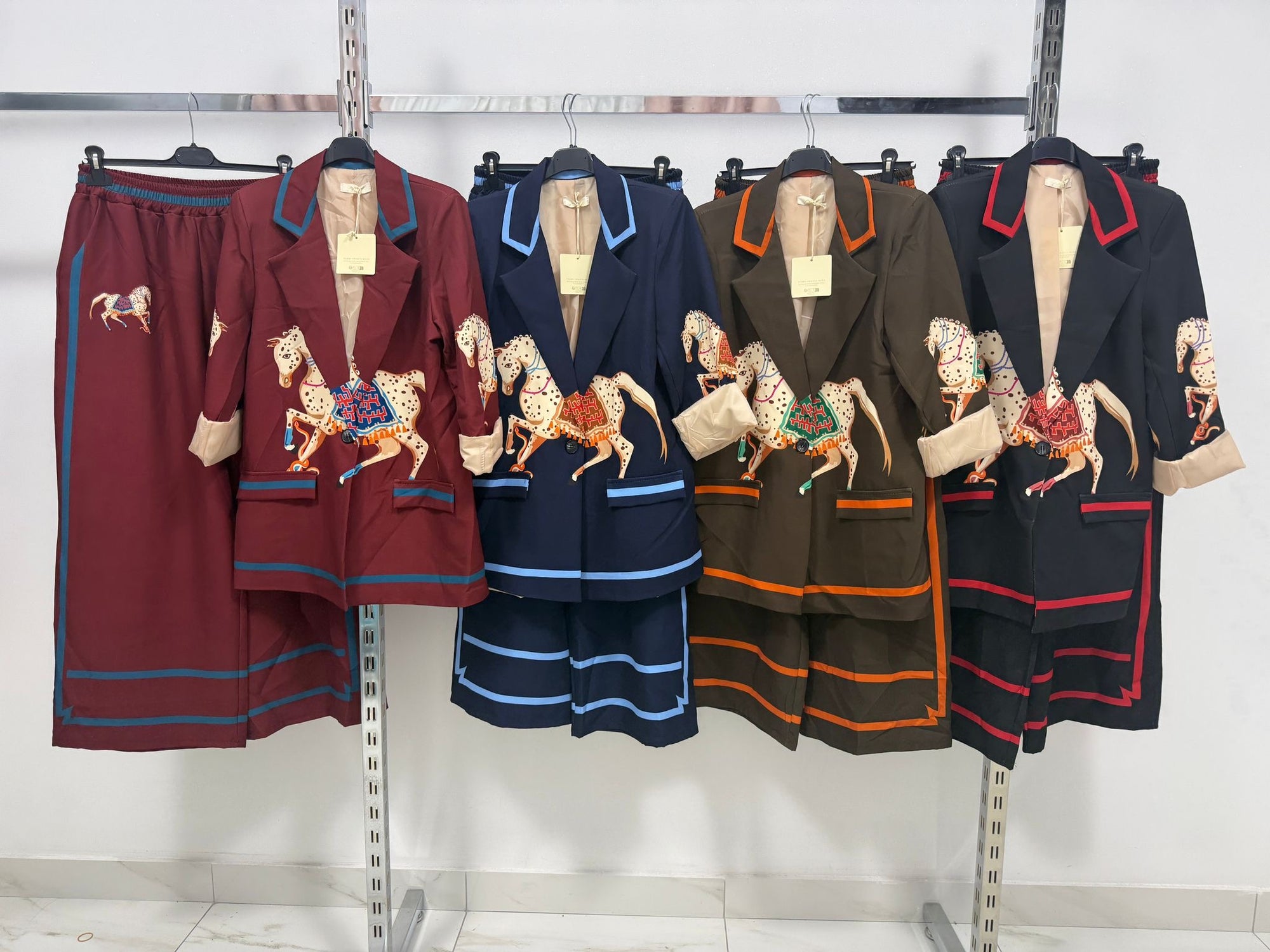Tailleur HELLY - giacca e pantalone a fantasia - fantasia cavalli con rigo a contrasto - TOP QUALITY
