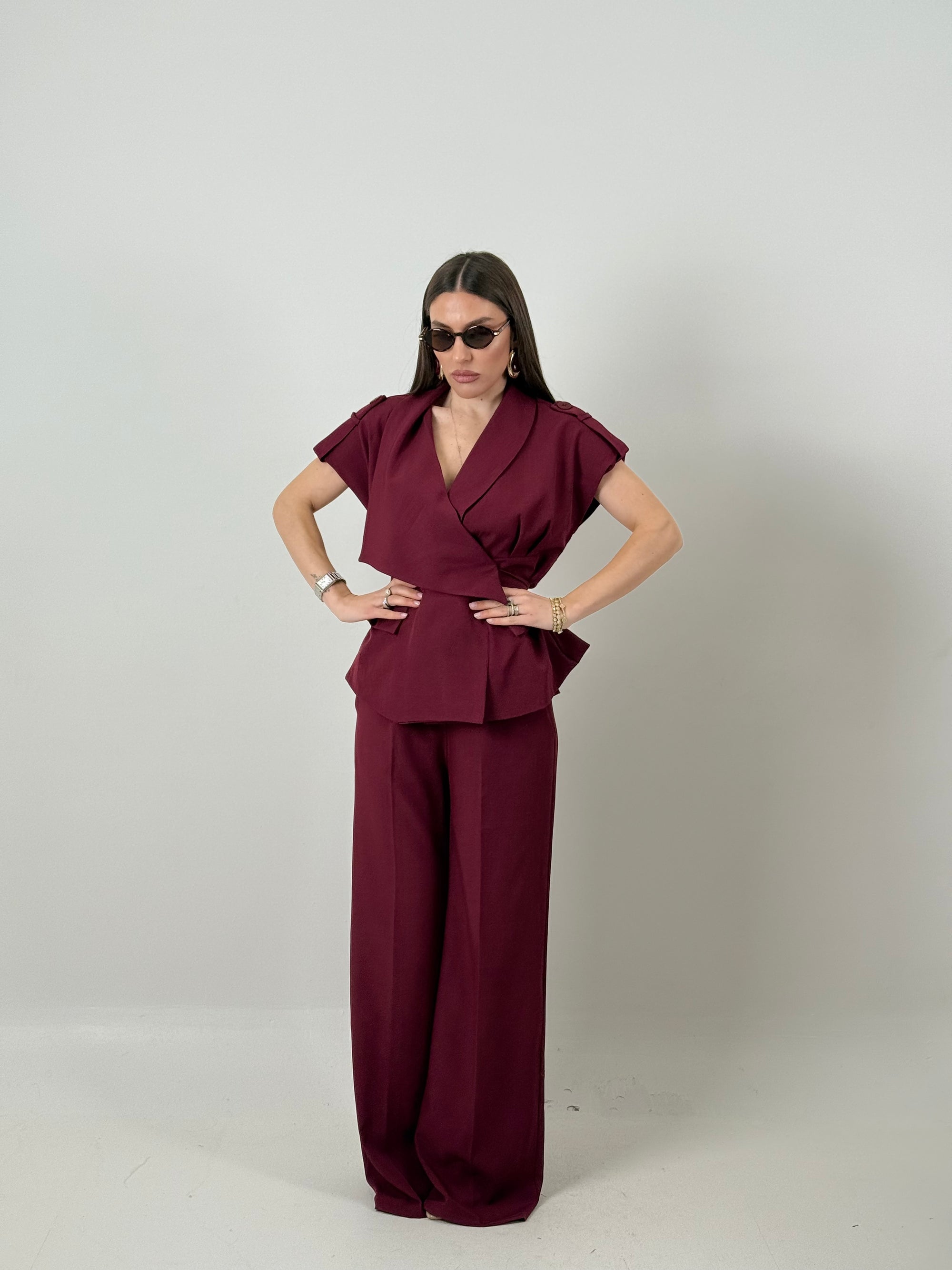 Tailleur SOPHIE - completo composto da giacca con spallina imbottita e laccio per regolarne il punto Vita e Pantalone Palazzo