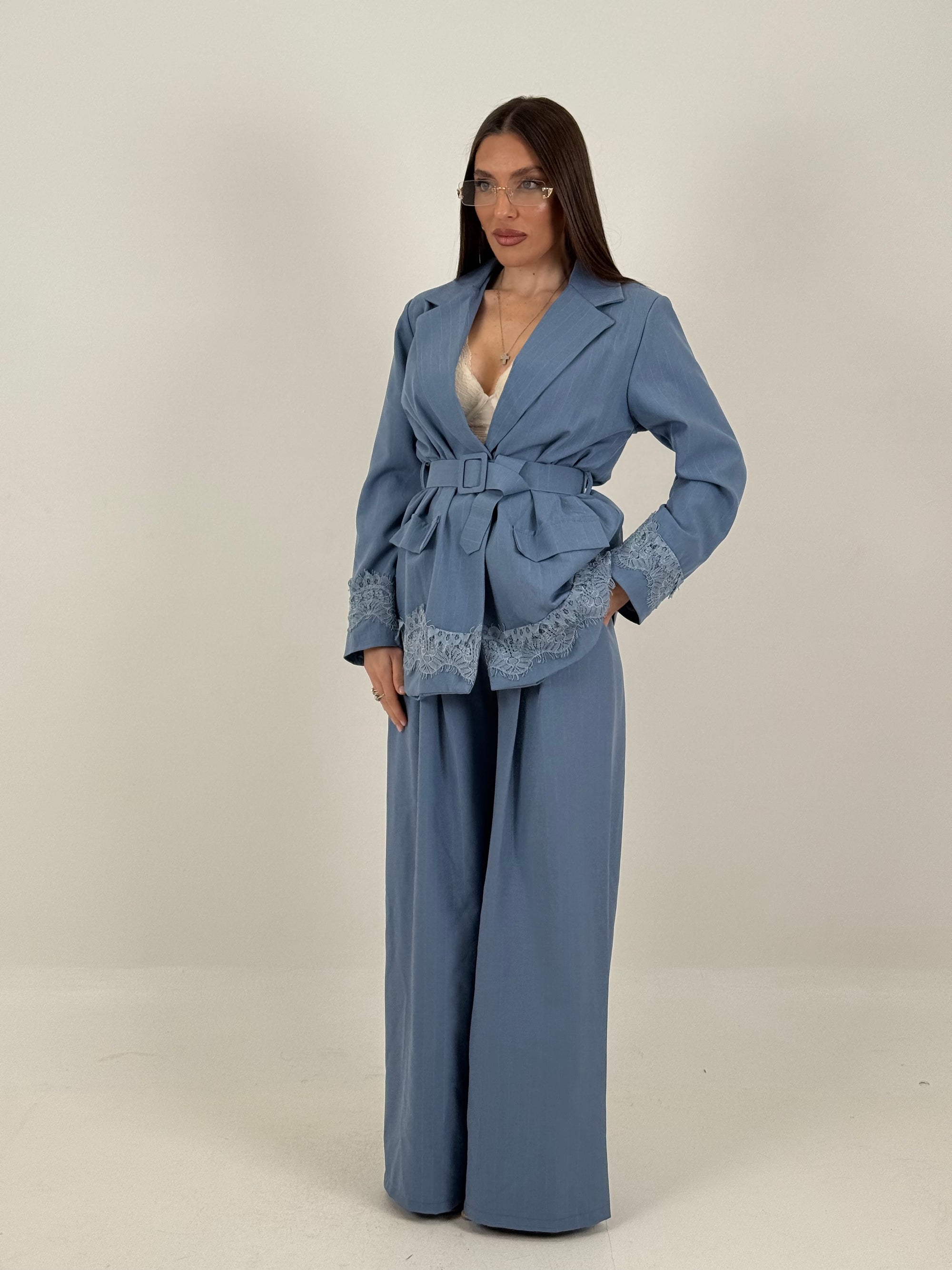 Tailleur LADYS- tailleur con dettaglio in pizzo sulla giacca