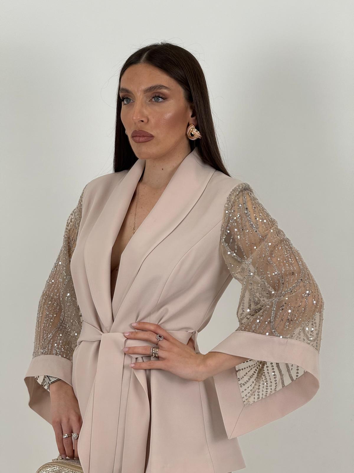 Tailleur PIPPI - Completo giacca con cintura e manica in pizzo e pantalone palazzo  - Tailleur sartoriale