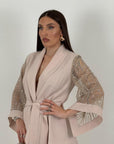 Tailleur PIPPI - Completo giacca con cintura e manica in pizzo e pantalone palazzo  - Tailleur sartoriale