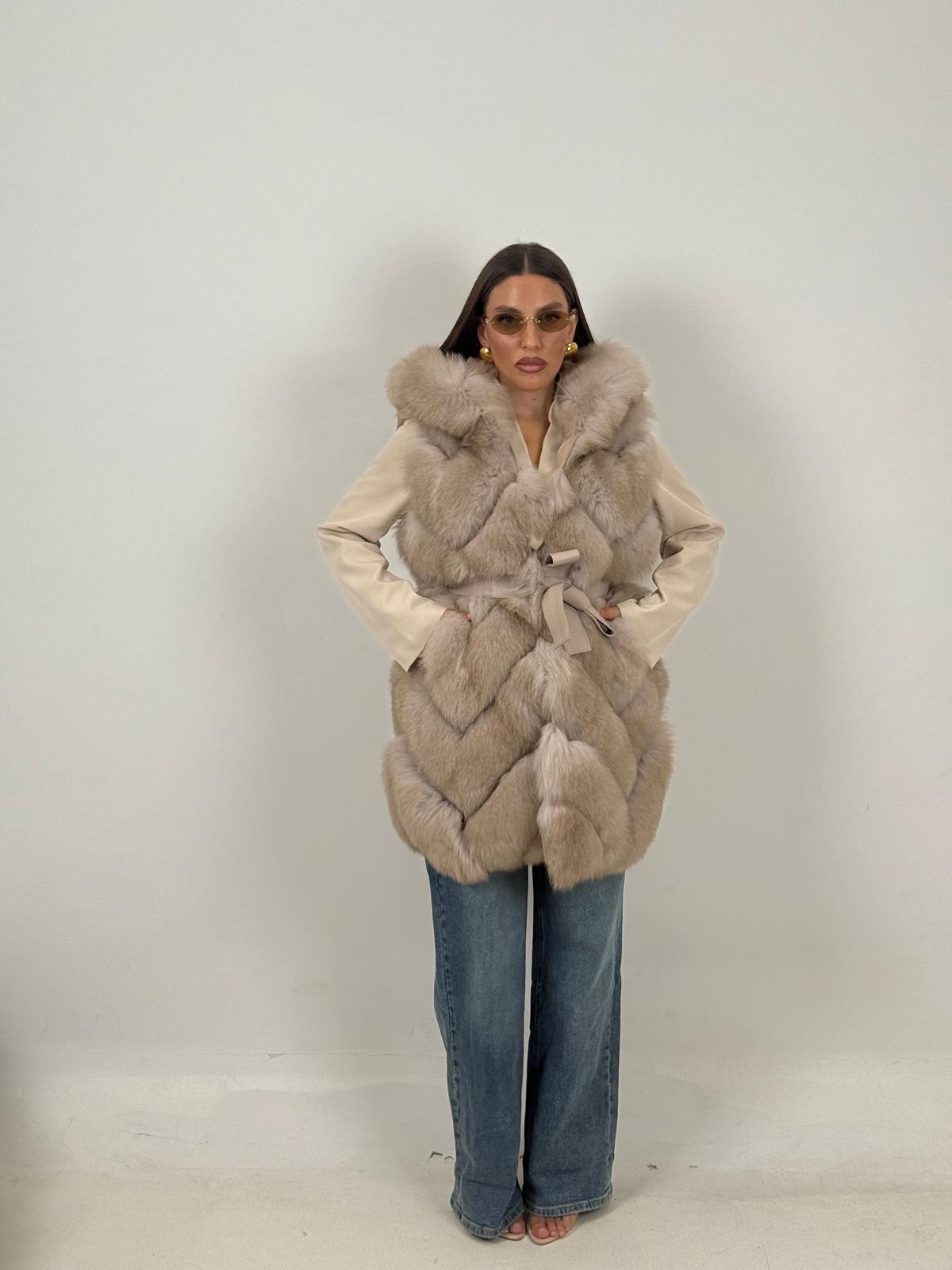Pelliccia in volpe N31 - gilè in volpe con cappuccio e cintura in pelle - NUOVA