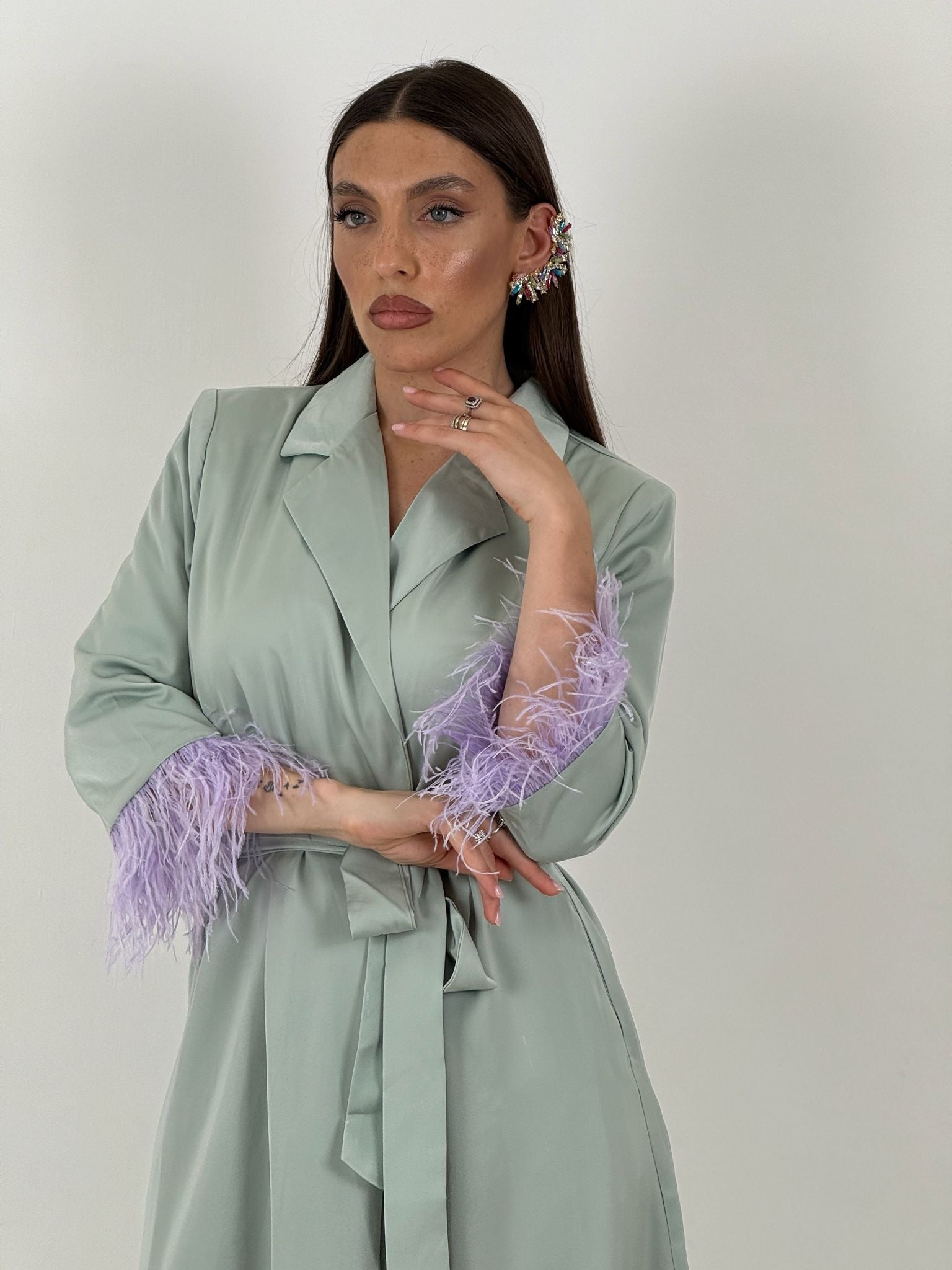 Abito MARE - abito longuette a kimono con piume sulle maniche