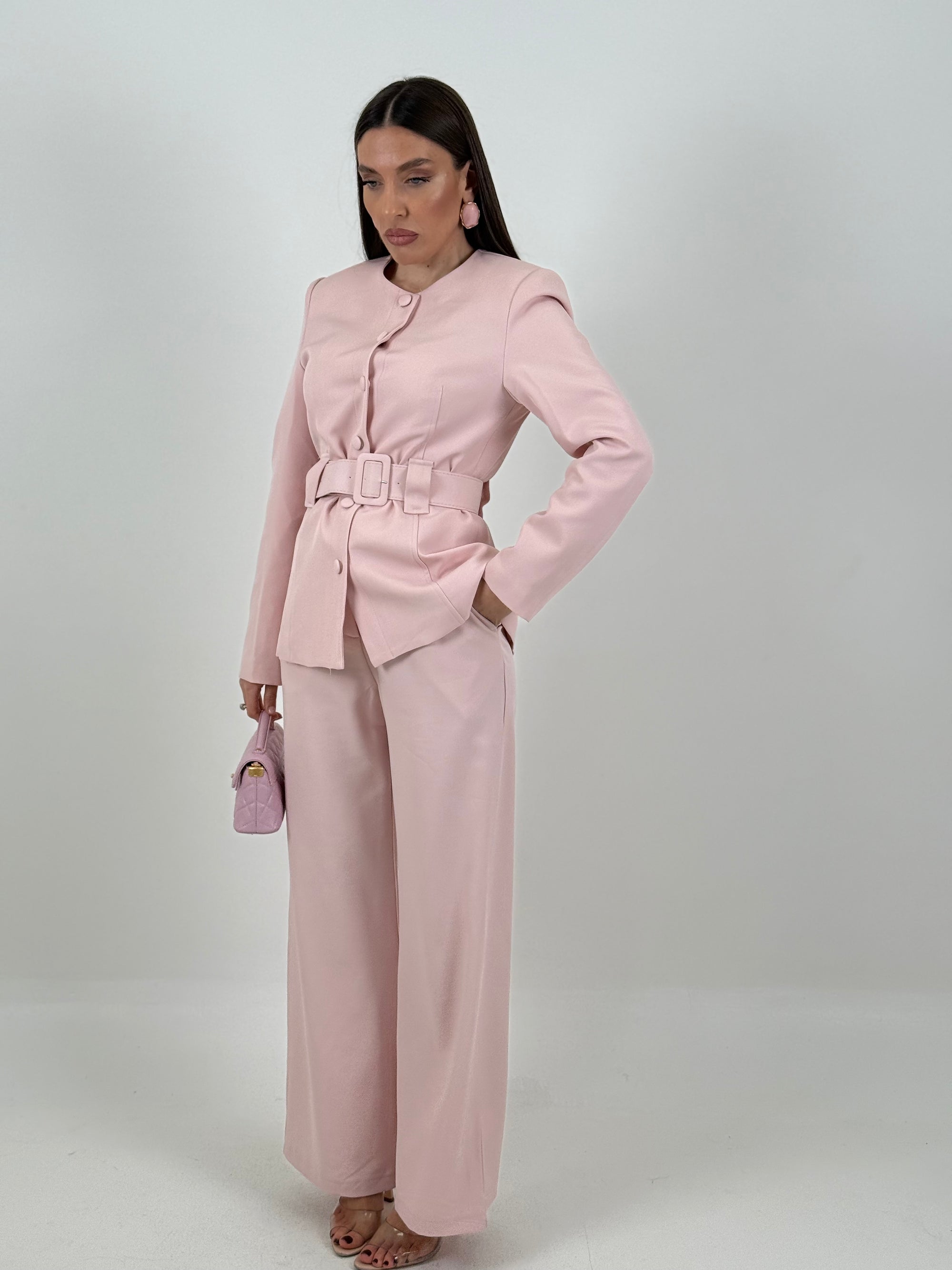Tailleur LONDRA - Tailleur giacca lunga con cintura nel punto vita e bottoni rivestiti e pantaloni palazzo