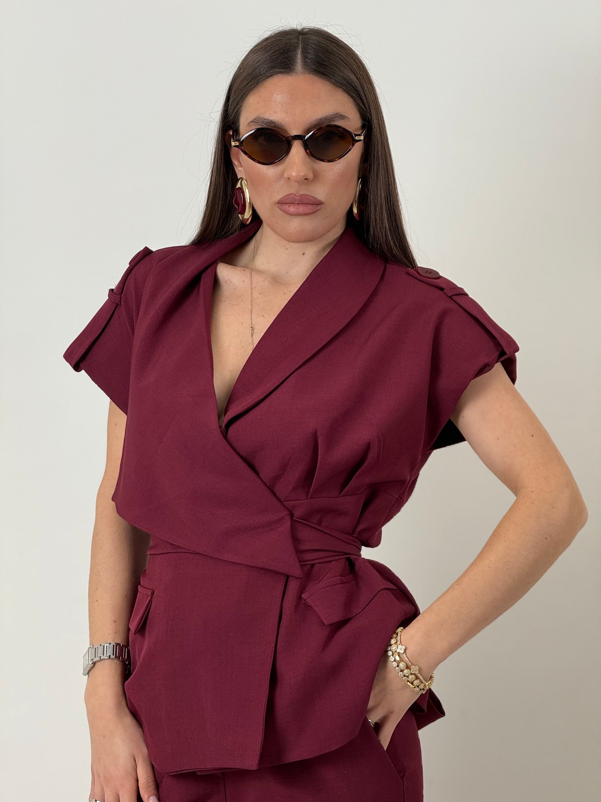 Tailleur SOPHIE - completo composto da giacca con spallina imbottita e laccio per regolarne il punto Vita e Pantalone Palazzo