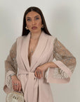 Tailleur PIPPI - Completo giacca con cintura e manica in pizzo e pantalone palazzo  - Tailleur sartoriale