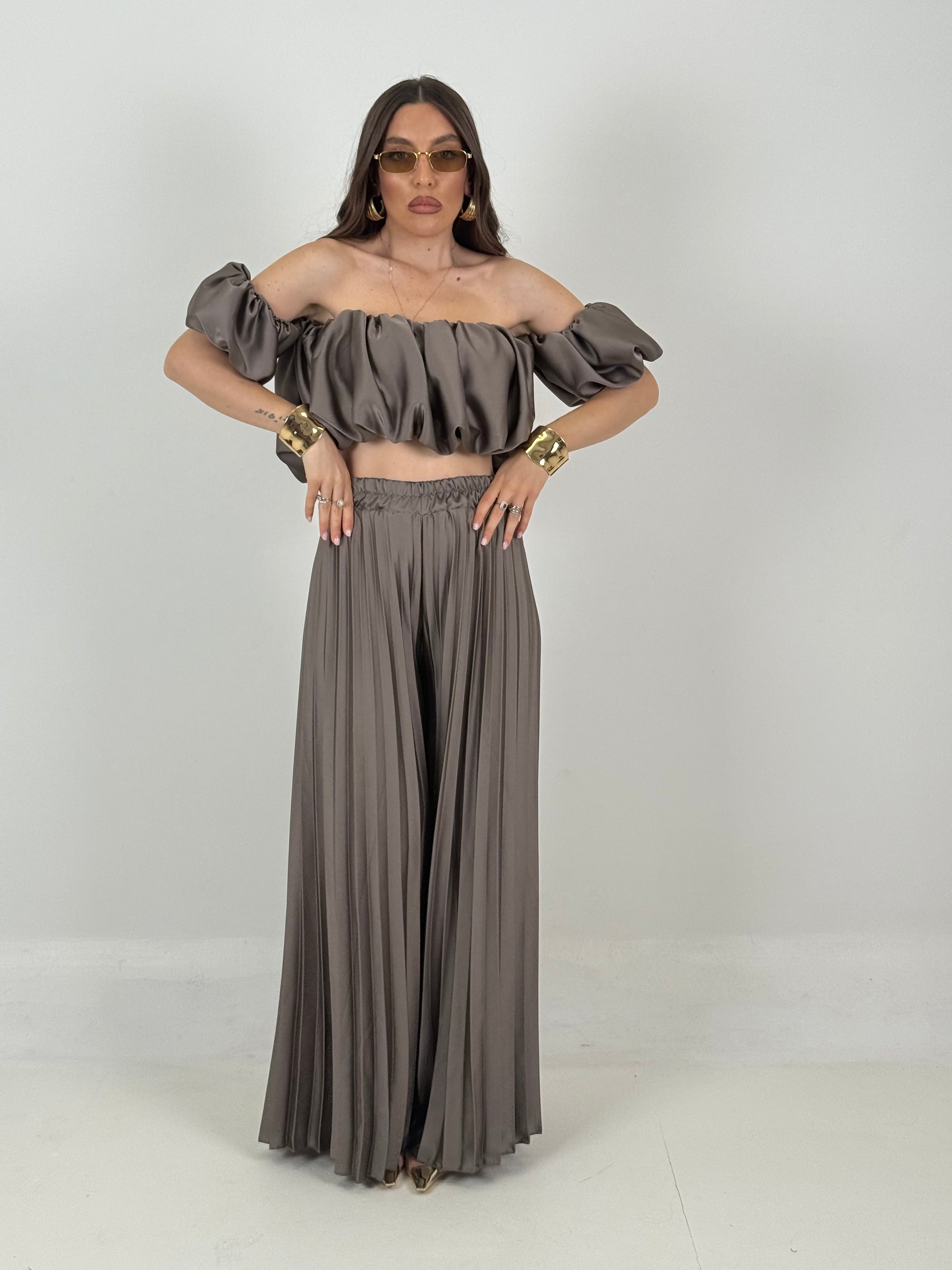 Cordset GIUGNO - completo in satin top a barca con pantalone plissettato effetto seta