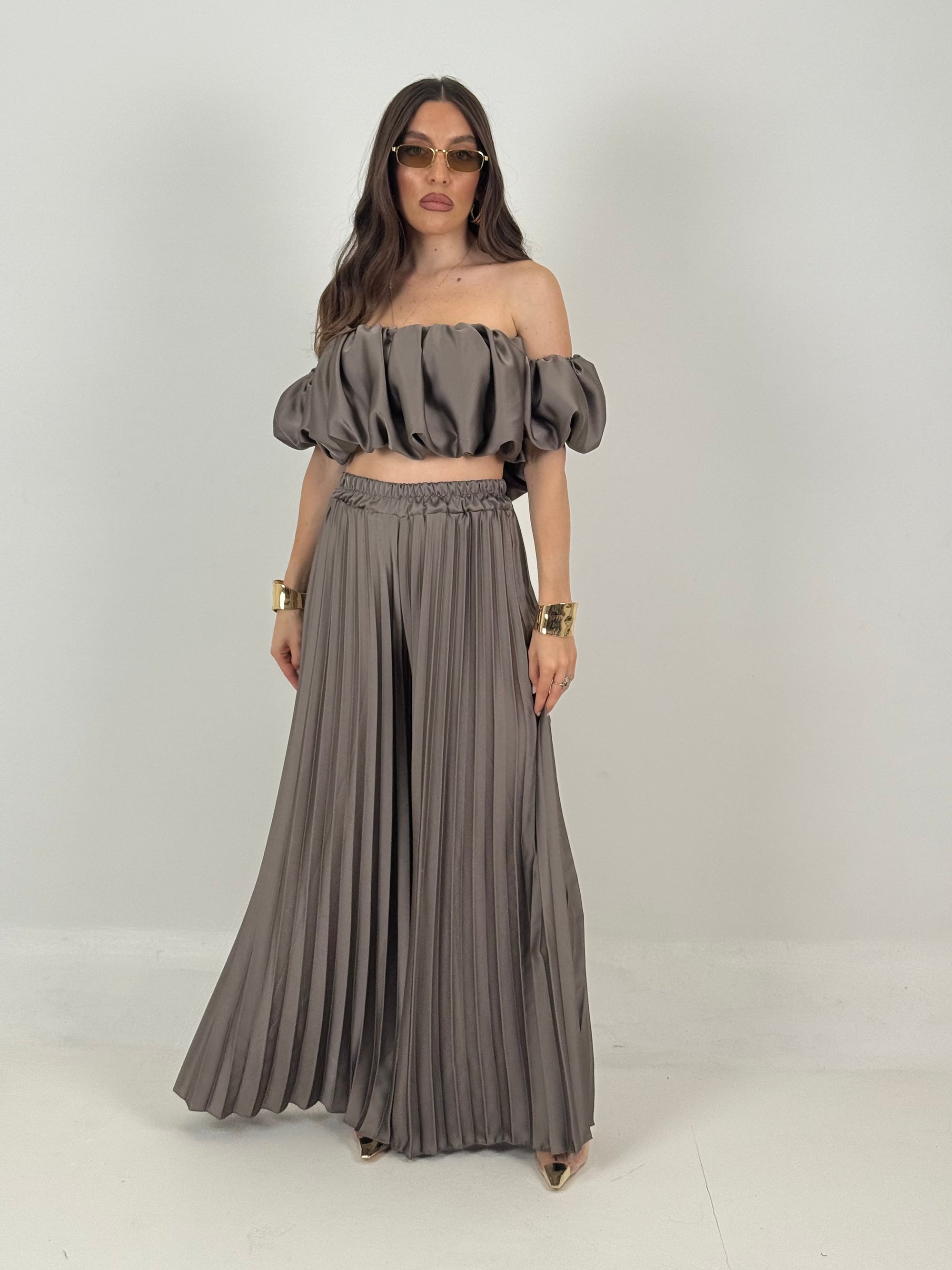 Cordset GIUGNO - completo in satin top a barca con pantalone plissettato effetto seta