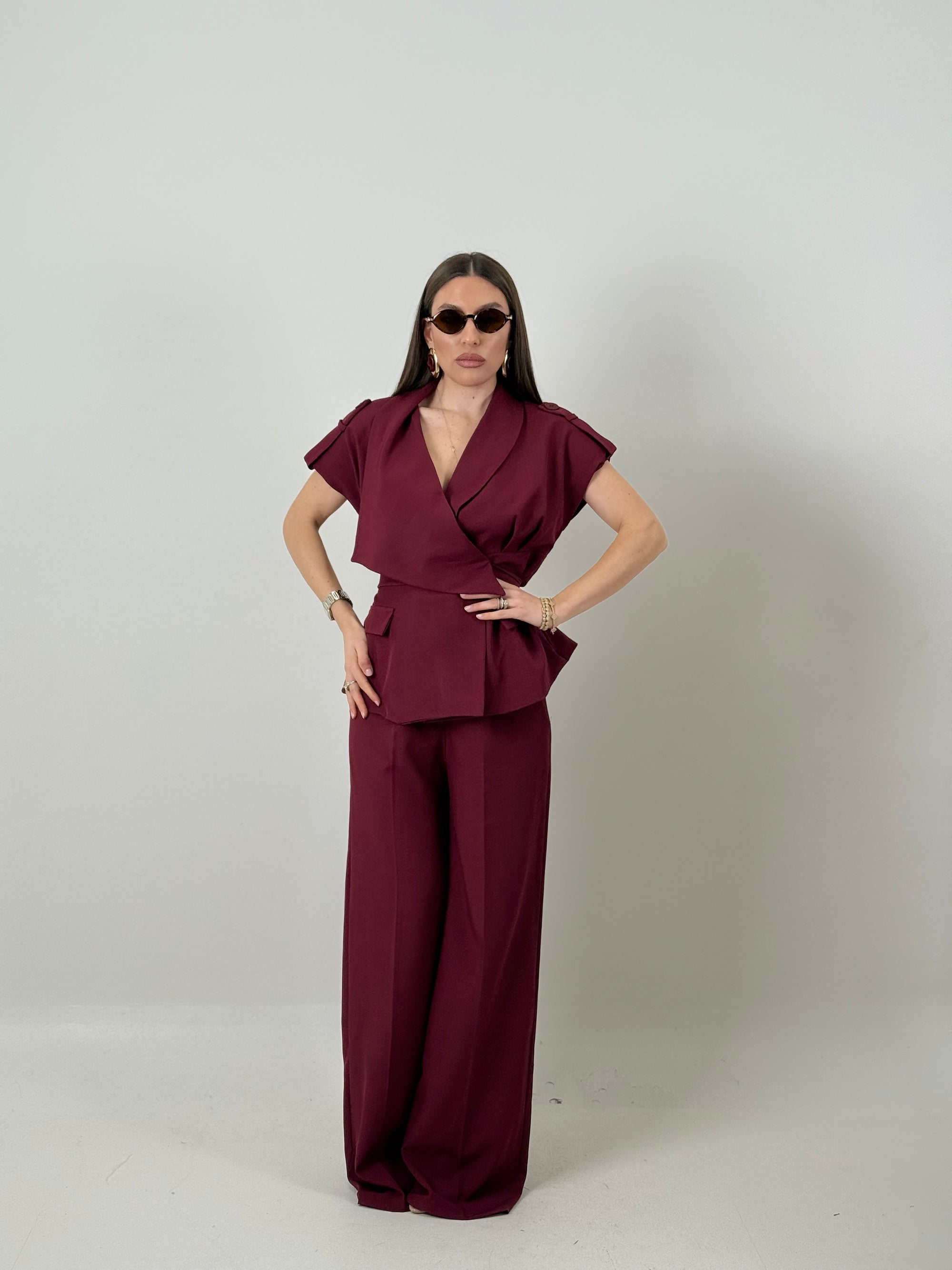 Tailleur SOPHIE - completo composto da giacca con spallina imbottita e laccio per regolarne il punto Vita e Pantalone Palazzo