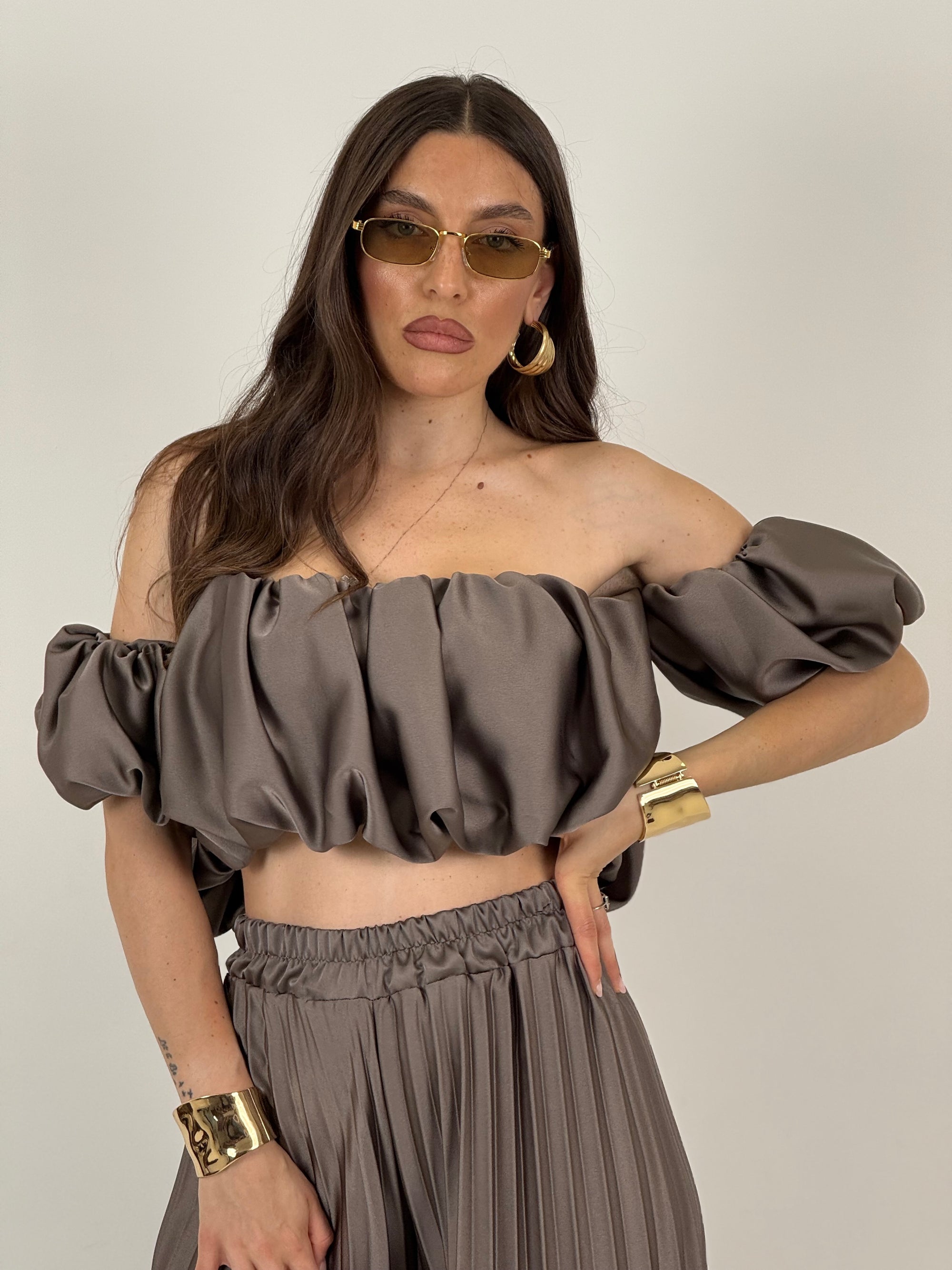 Cordset GIUGNO - completo in satin top a barca con pantalone plissettato effetto seta