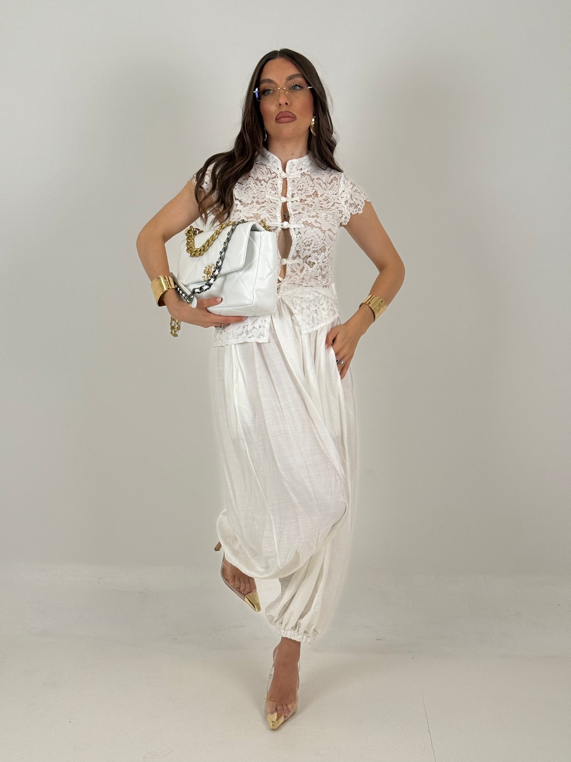 Tailleur INDONESIA - giacca in pizzo con chiusura con alamari e pantalone con elastico finale