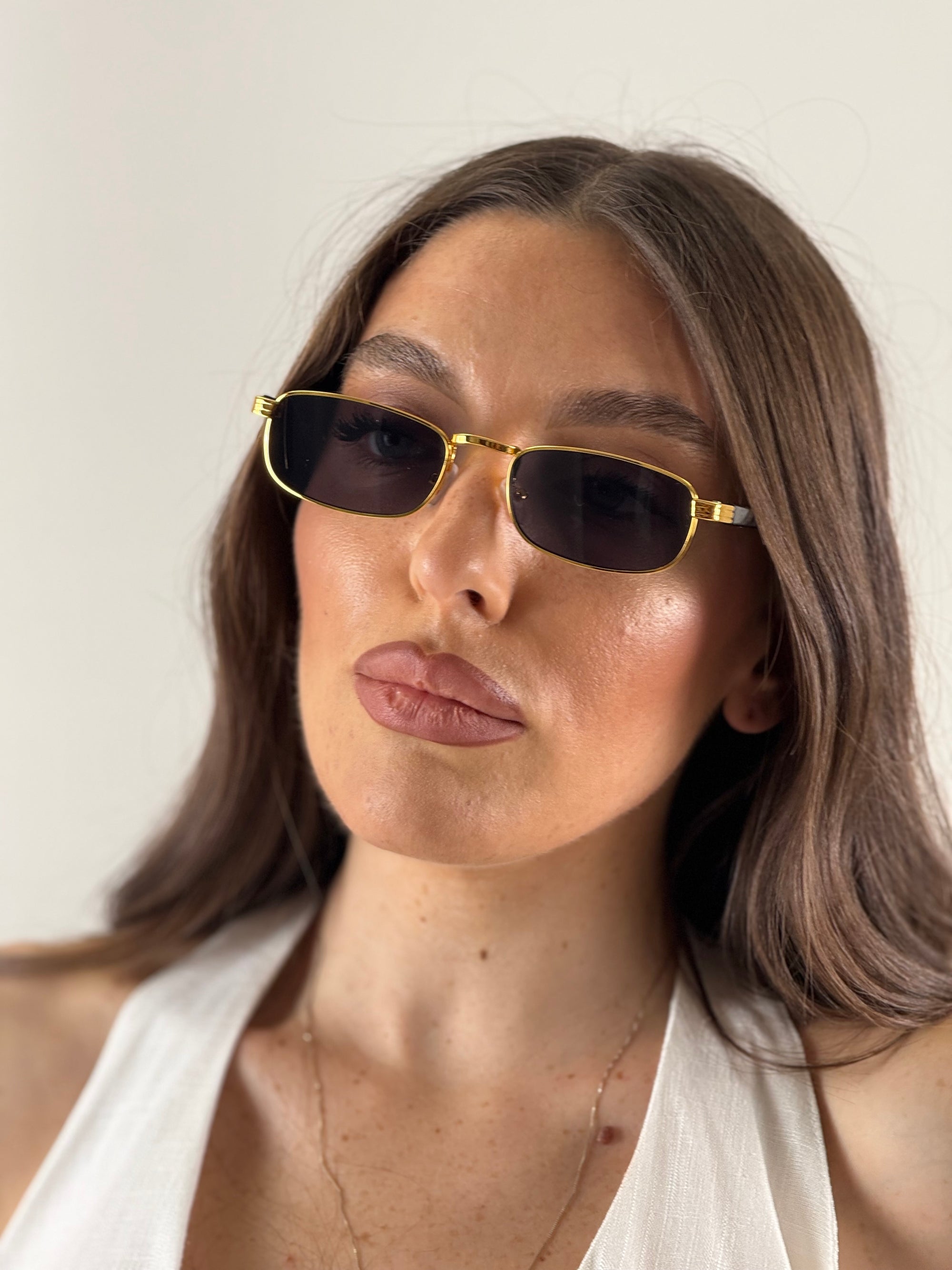 Occhiale rettangolo nero con bordo oro
