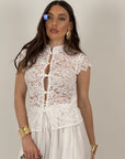 Tailleur INDONESIA - giacca in pizzo con chiusura con alamari e pantalone con elastico finale