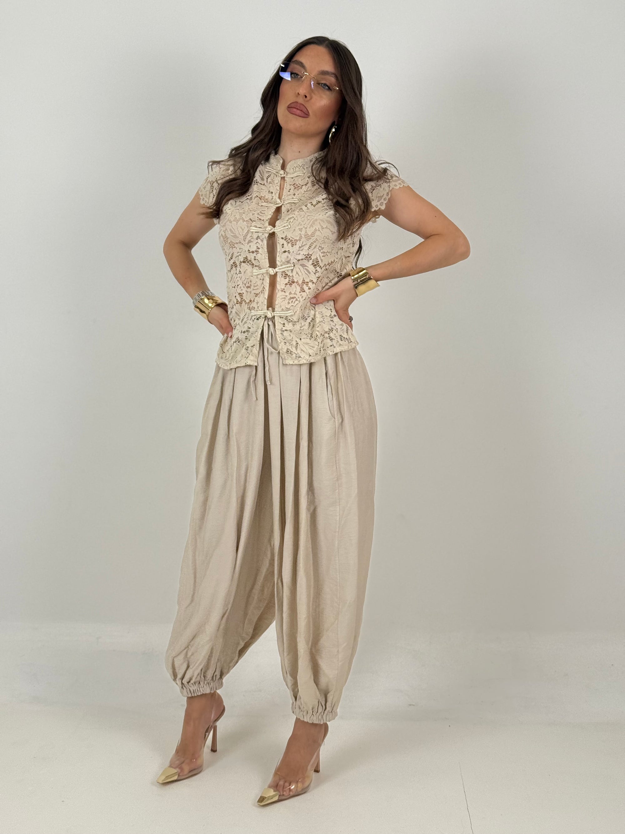 Tailleur INDONESIA - giacca in pizzo con chiusura con alamari e pantalone con elastico finale