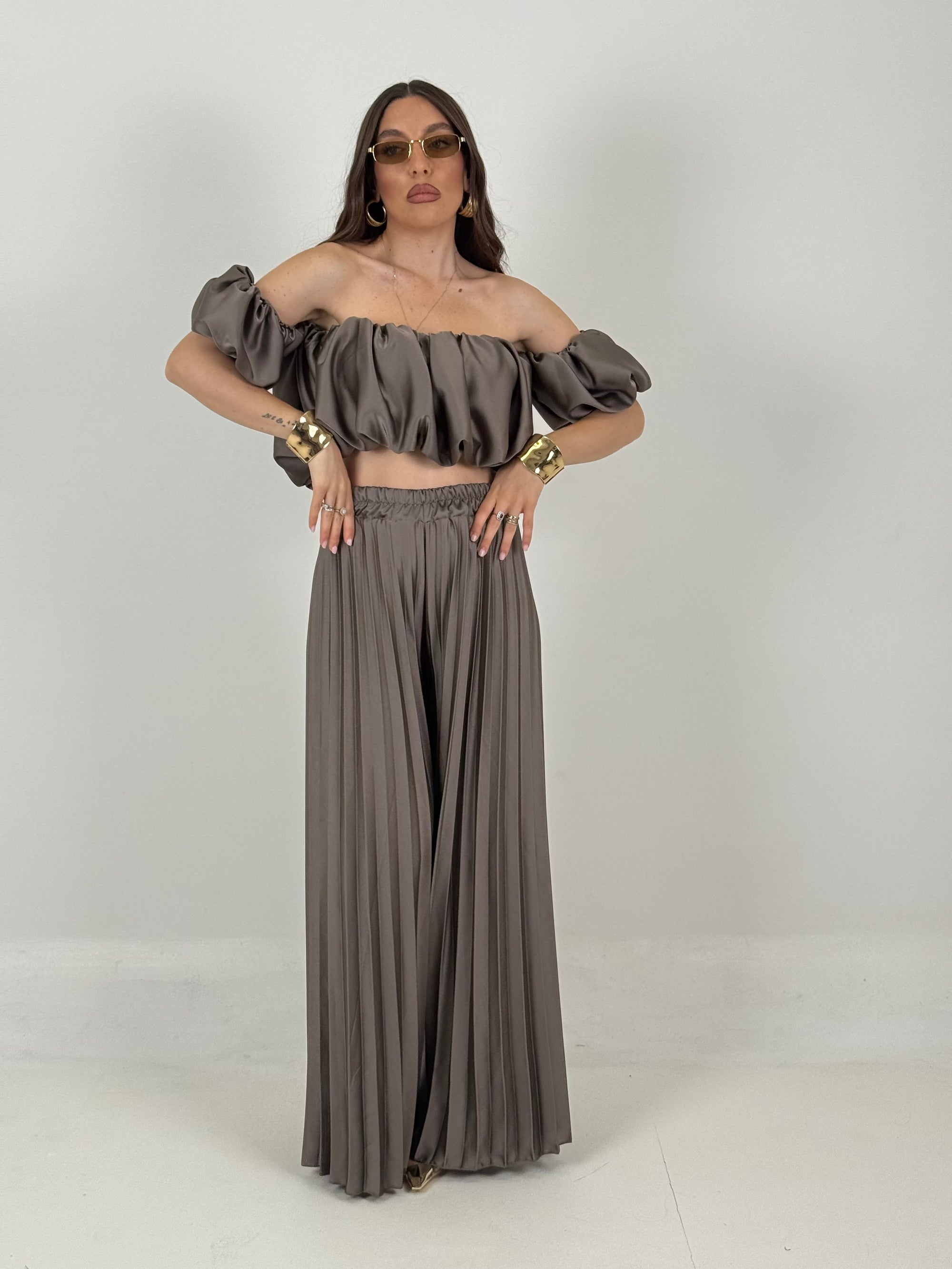 Cordset GIUGNO - completo in satin top a barca con pantalone plissettato effetto seta