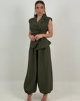 Tailleur armadillo- giacca con abbottonatura laterale e pantalone con elastico sul finale