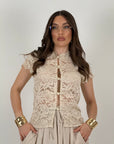 Tailleur INDONESIA - giacca in pizzo con chiusura con alamari e pantalone con elastico finale