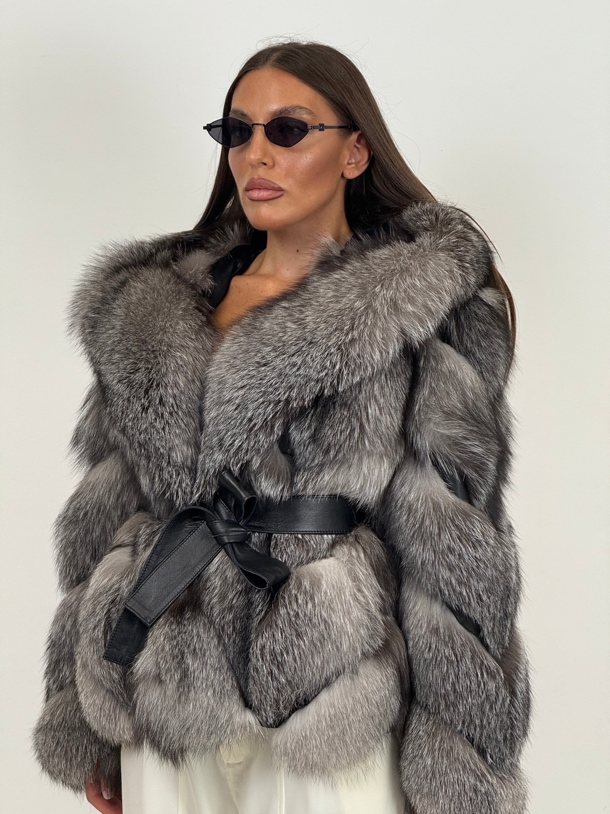Pelliccia n104 - volpe Frost - presenta una sottile striscia grigia lungo il dorso, affiancata da sfumature laterali tono su tono - top quality - LIMITED EDITION