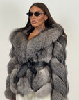 Pelliccia n104 - volpe Frost - presenta una sottile striscia grigia lungo il dorso, affiancata da sfumature laterali tono su tono - top quality - LIMITED EDITION