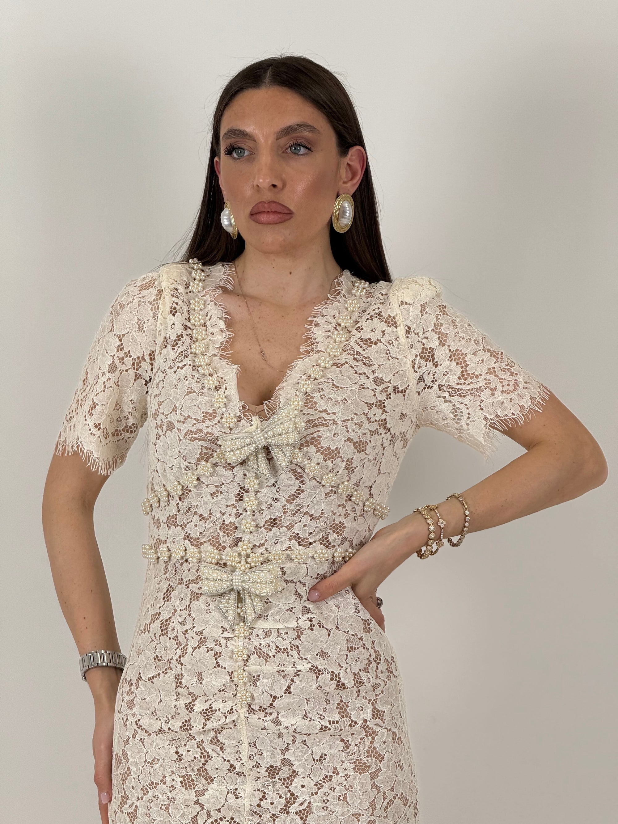 Abito DAIANE - abito lungo in pizzo francese con spille a forma di fiocco rimovibili - abito longuette collezione chic