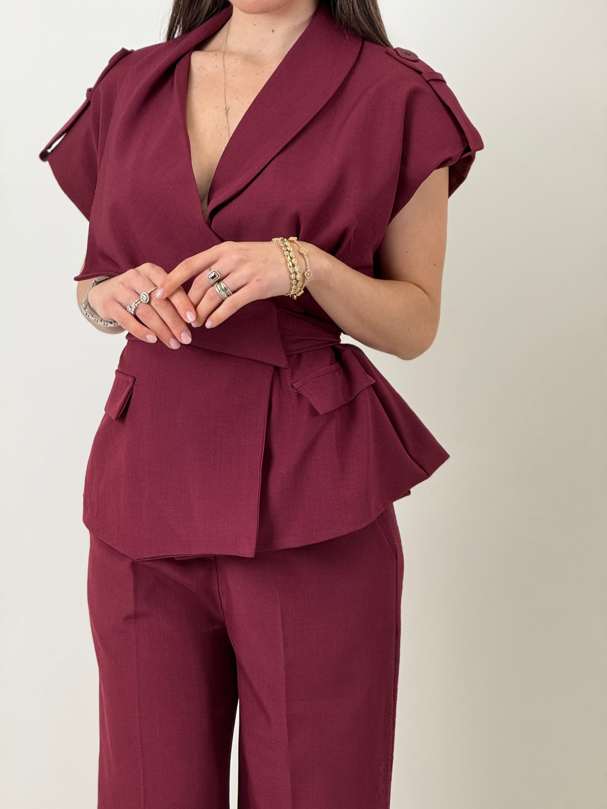 Tailleur SOPHIE - completo composto da giacca con spallina imbottita e laccio per regolarne il punto Vita e Pantalone Palazzo