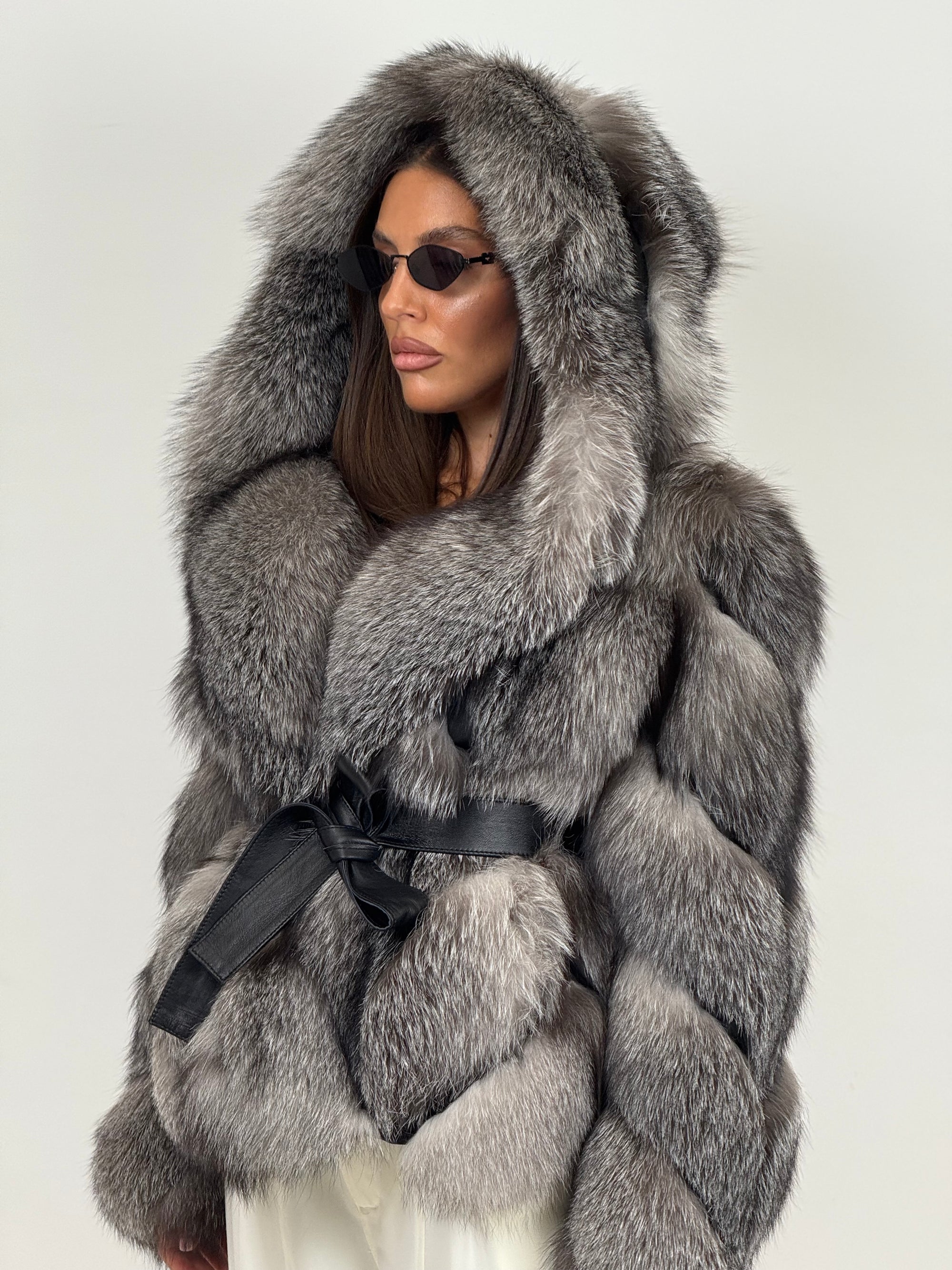 Pelliccia n104 - volpe Frost - presenta una sottile striscia grigia lungo il dorso, affiancata da sfumature laterali tono su tono - top quality - LIMITED EDITION