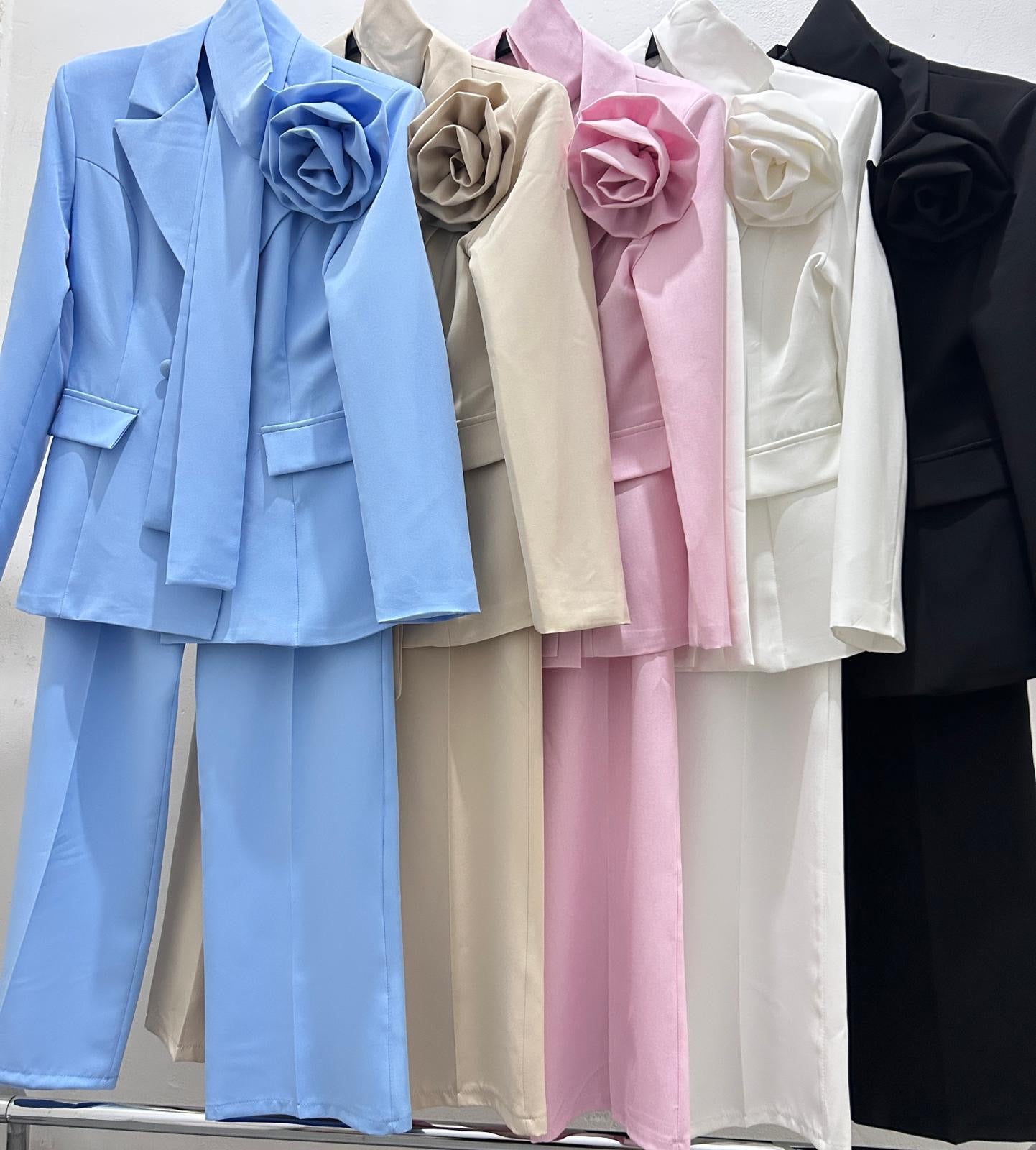 Tailleur ANTEA - Completo giacca con fiore e cintura in vita e pantalone