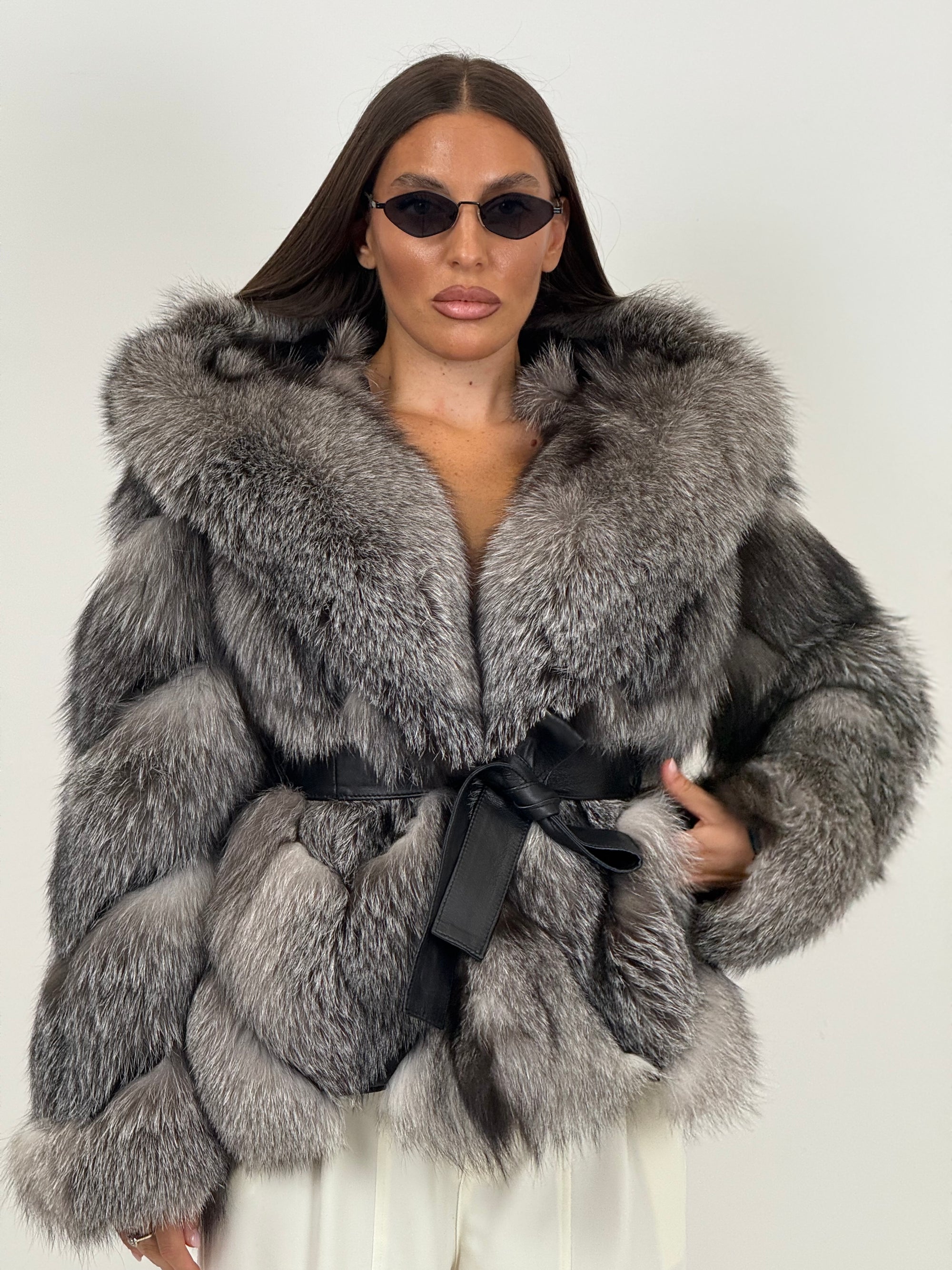 Pelliccia n104 - volpe Frost - presenta una sottile striscia grigia lungo il dorso, affiancata da sfumature laterali tono su tono - top quality - LIMITED EDITION