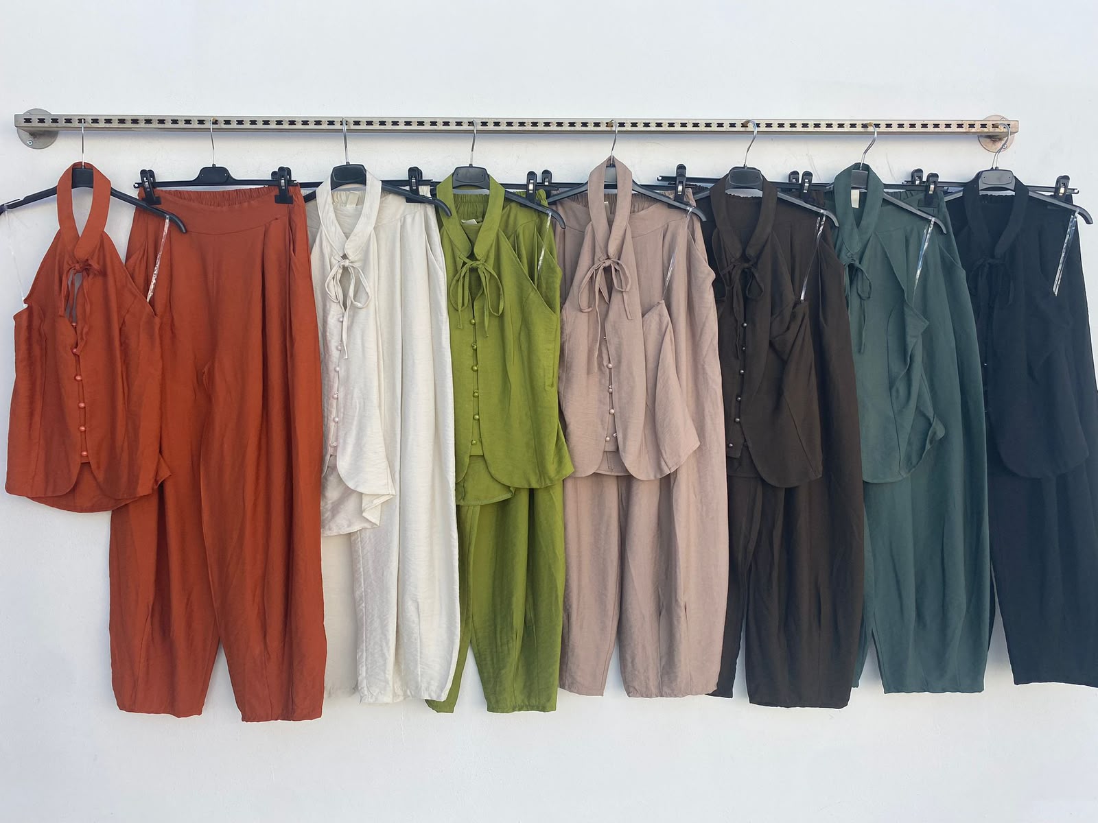CORDSET INTRECCIO - completo composto da top con schiena scoperta, bottoni e fiocco e pantalone con elastico finale