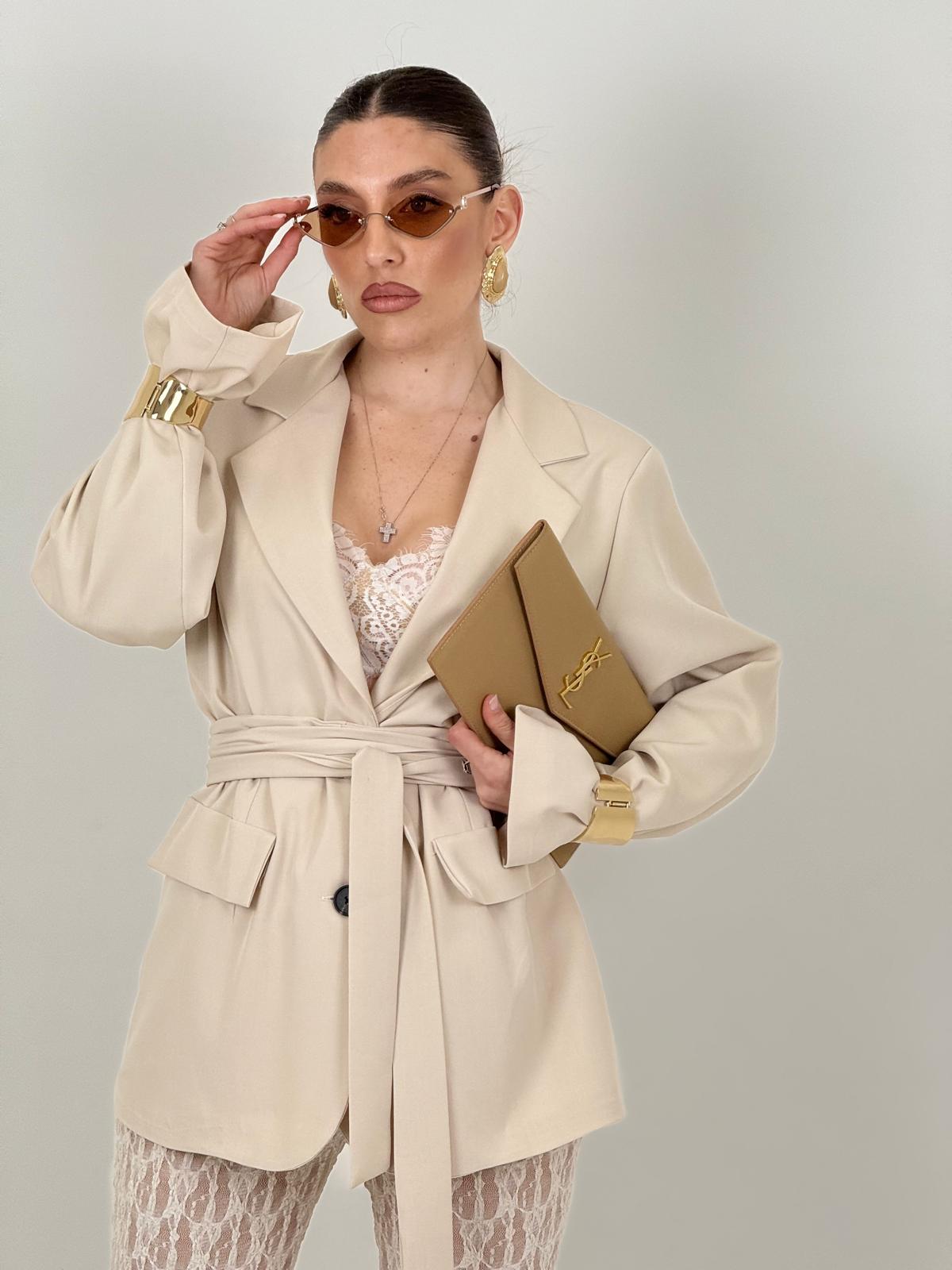 Tailleur Meryem - Completo giacca con cintura e pantalone in pizzo