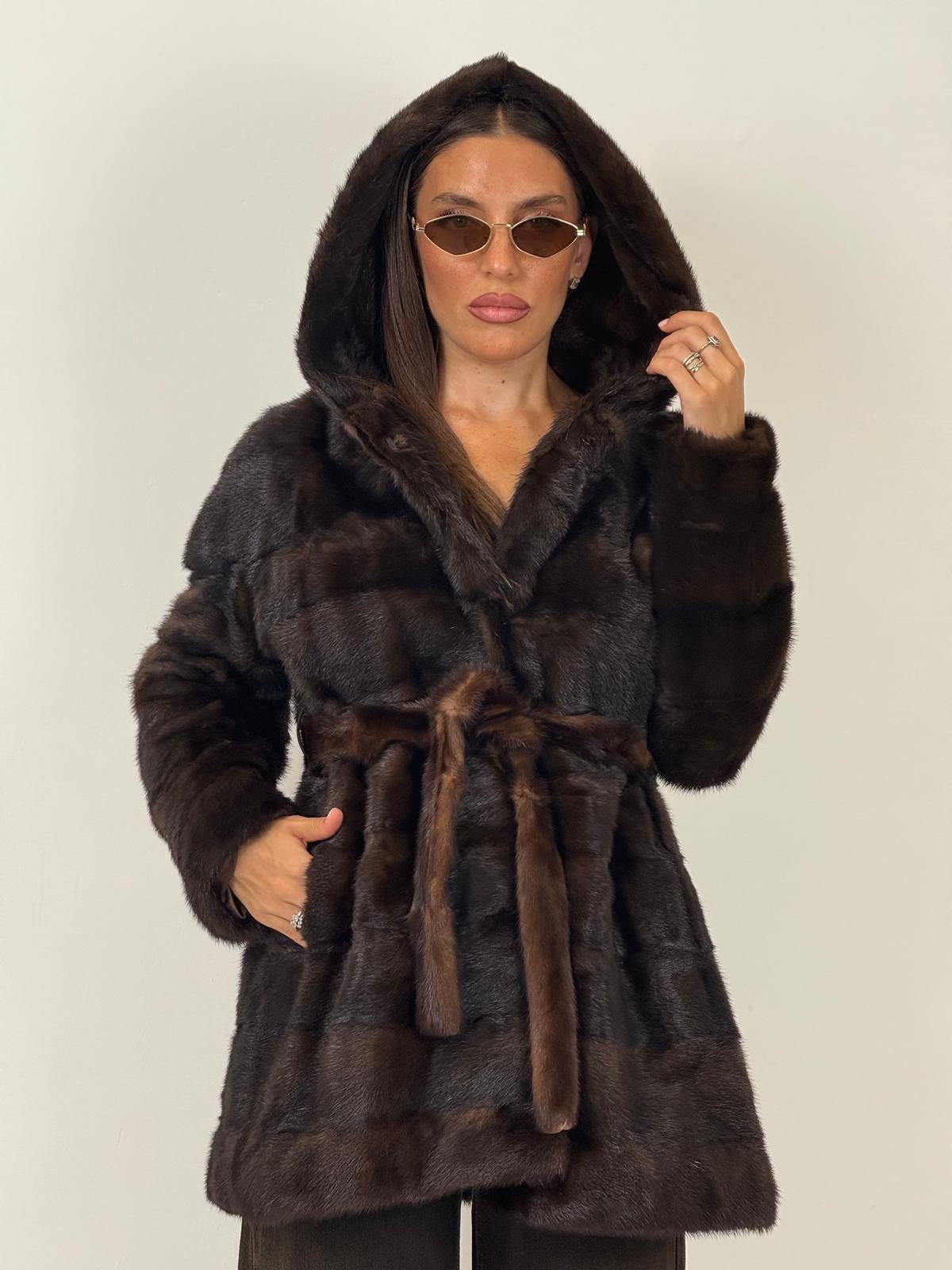 Pelliccia in visore marrone N90 - cappotto in visone, lunghezza media, taglio orizzontale con cappuccio e cintura - NUOVO