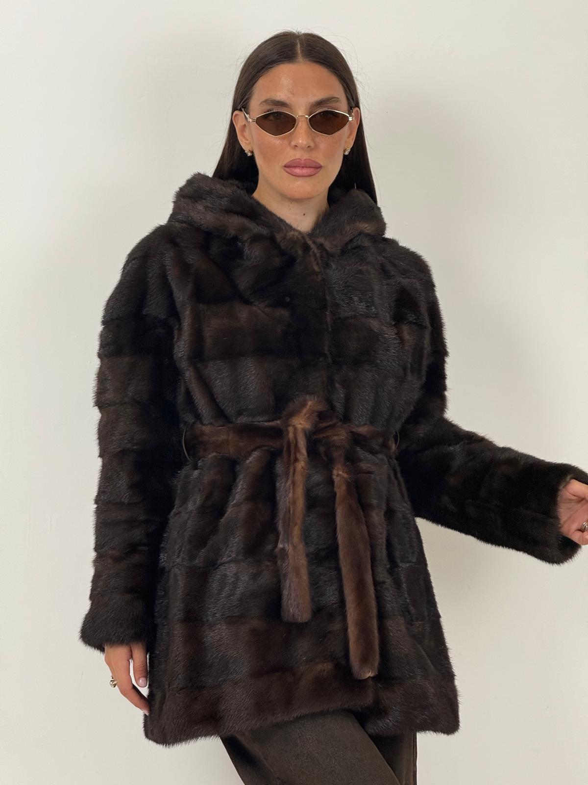 Pelliccia in visore marrone N90 - cappotto in visone, lunghezza media, taglio orizzontale con cappuccio e cintura - NUOVO