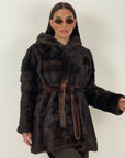 Pelliccia in visore marrone N90 - cappotto in visone, lunghezza media, taglio orizzontale con cappuccio e cintura - NUOVO