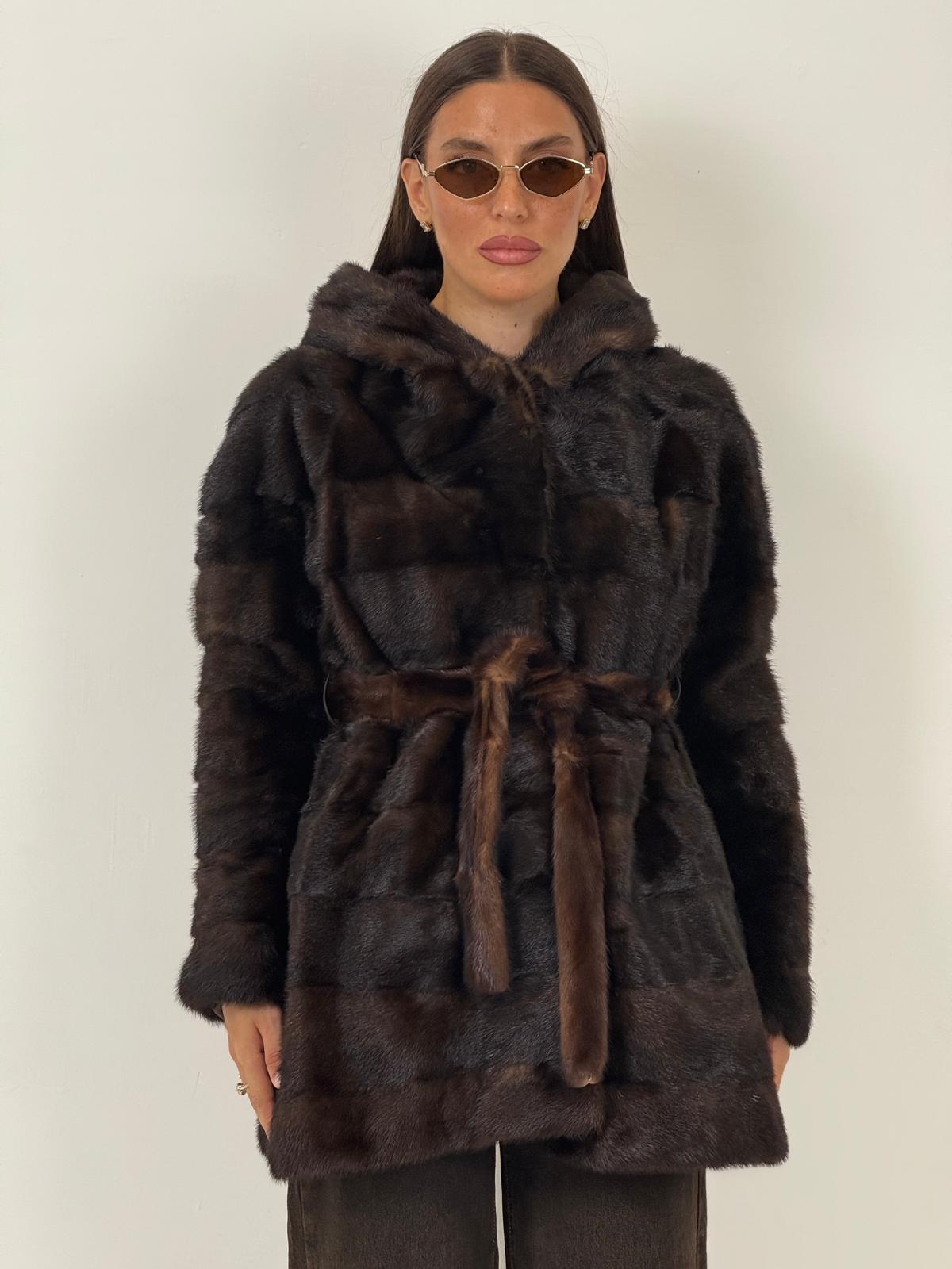 Pelliccia in visore marrone N90 - cappotto in visone, lunghezza media, taglio orizzontale con cappuccio e cintura - NUOVO