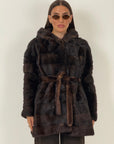 Pelliccia in visore marrone N90 - cappotto in visone, lunghezza media, taglio orizzontale con cappuccio e cintura - NUOVO