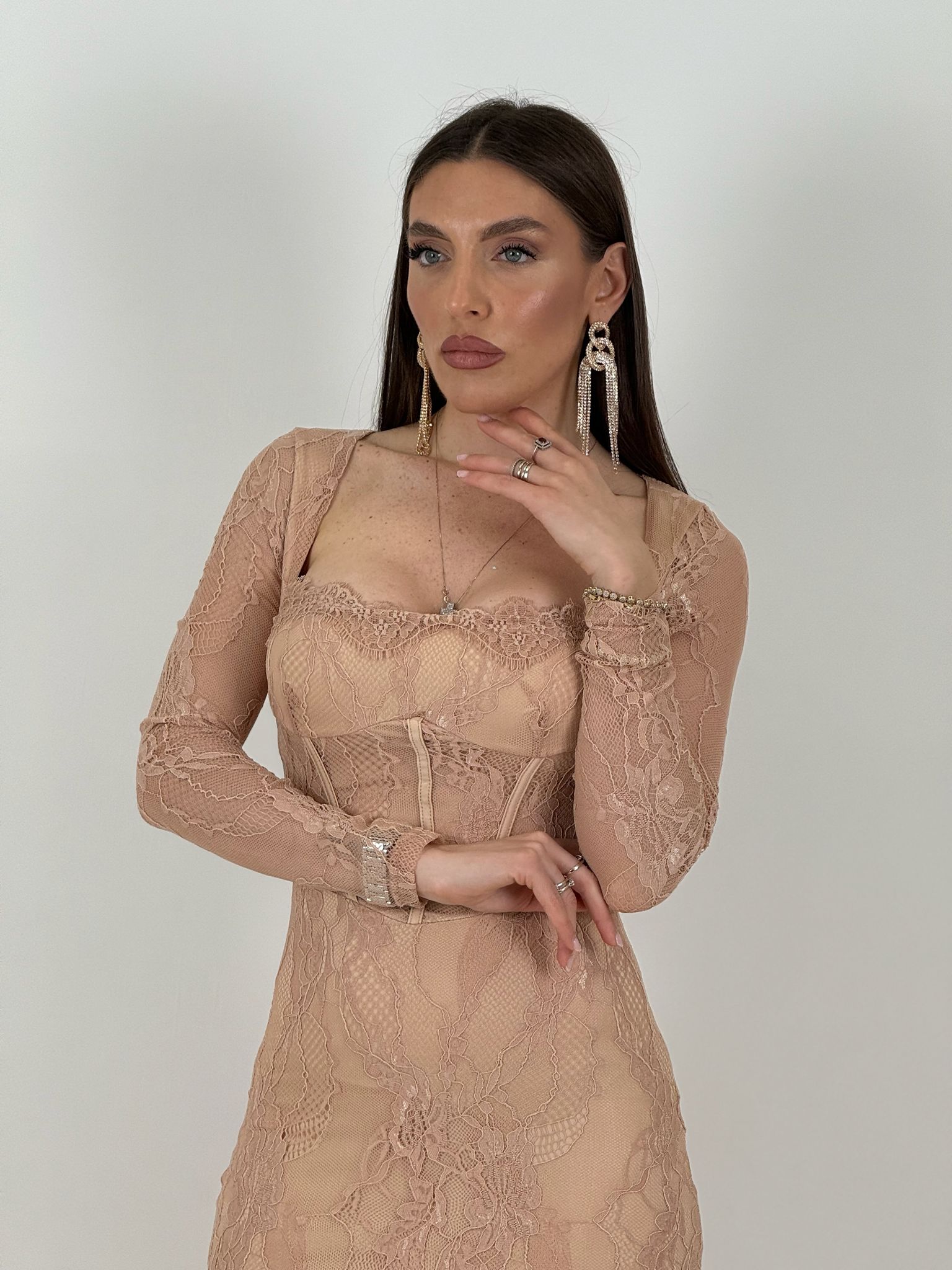 Abito KORA - abito lungo in pizzo, tessuto elastico, scollo particolare - collezione chic