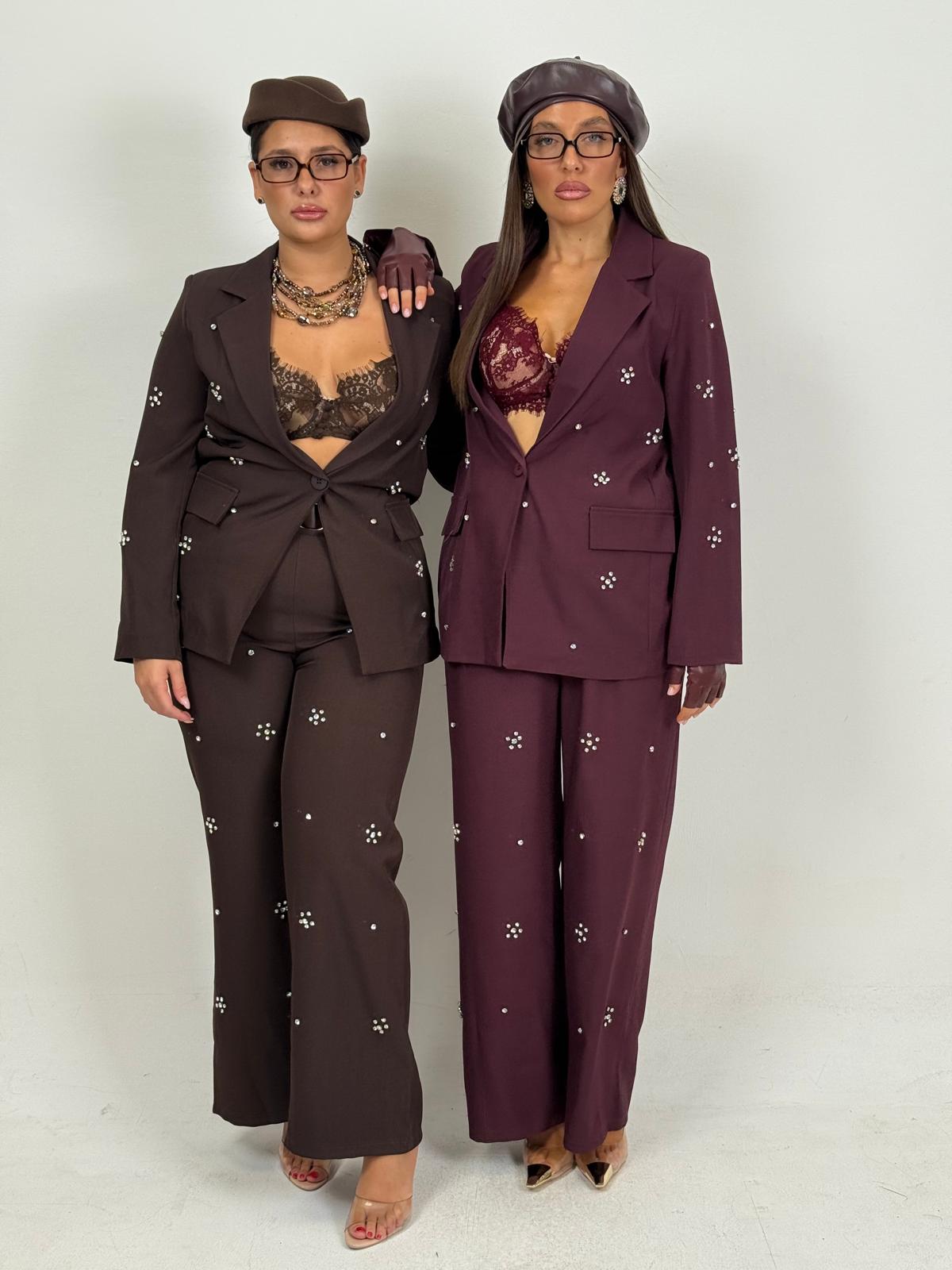 CURVY Tailleur KATIA - Completo giacca e pantalone con dettagli in pietra