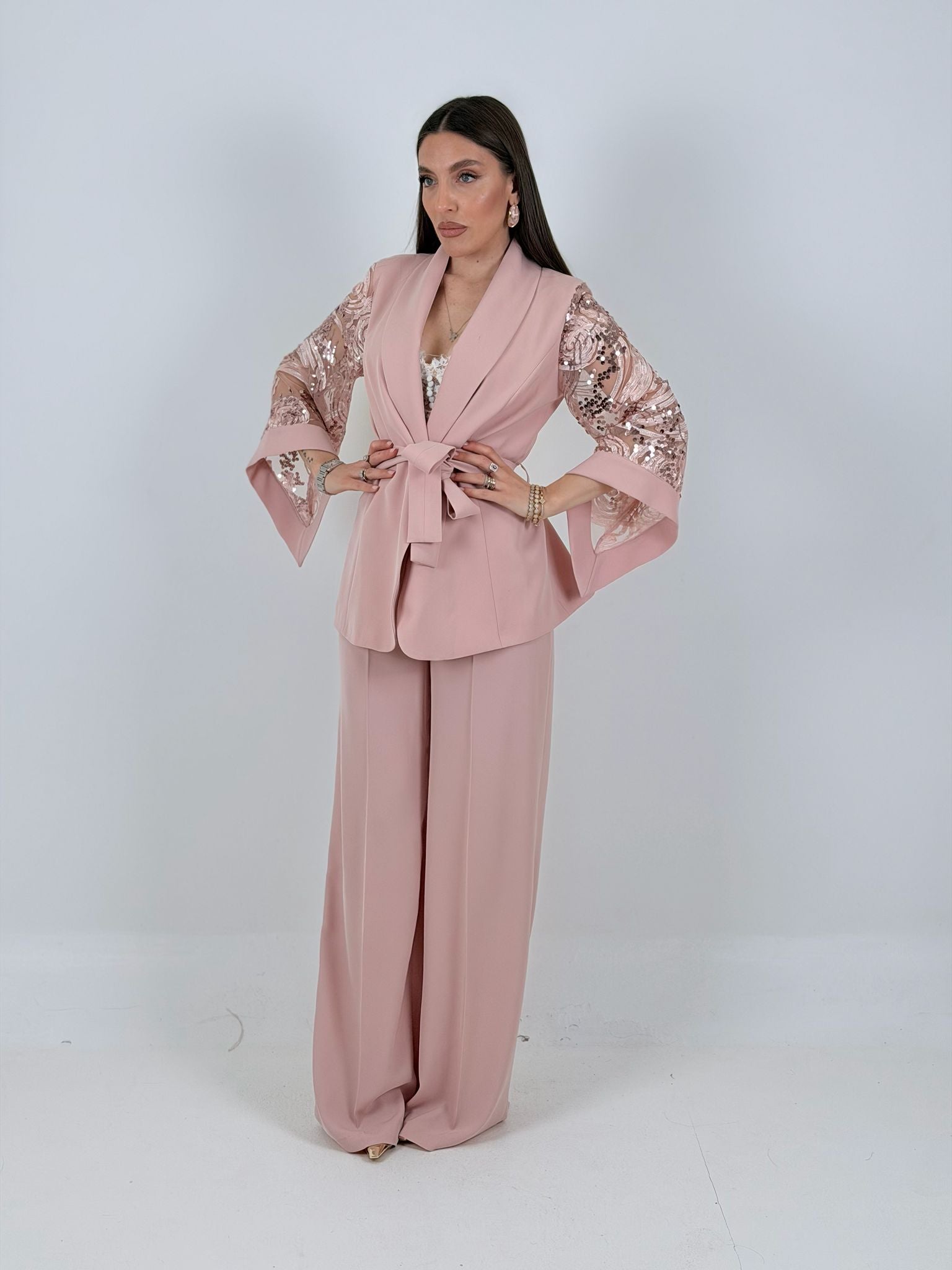 Tailleur PIPPI - Completo giacca con cintura e manica in pizzo e pantalone palazzo  - Tailleur sartoriale