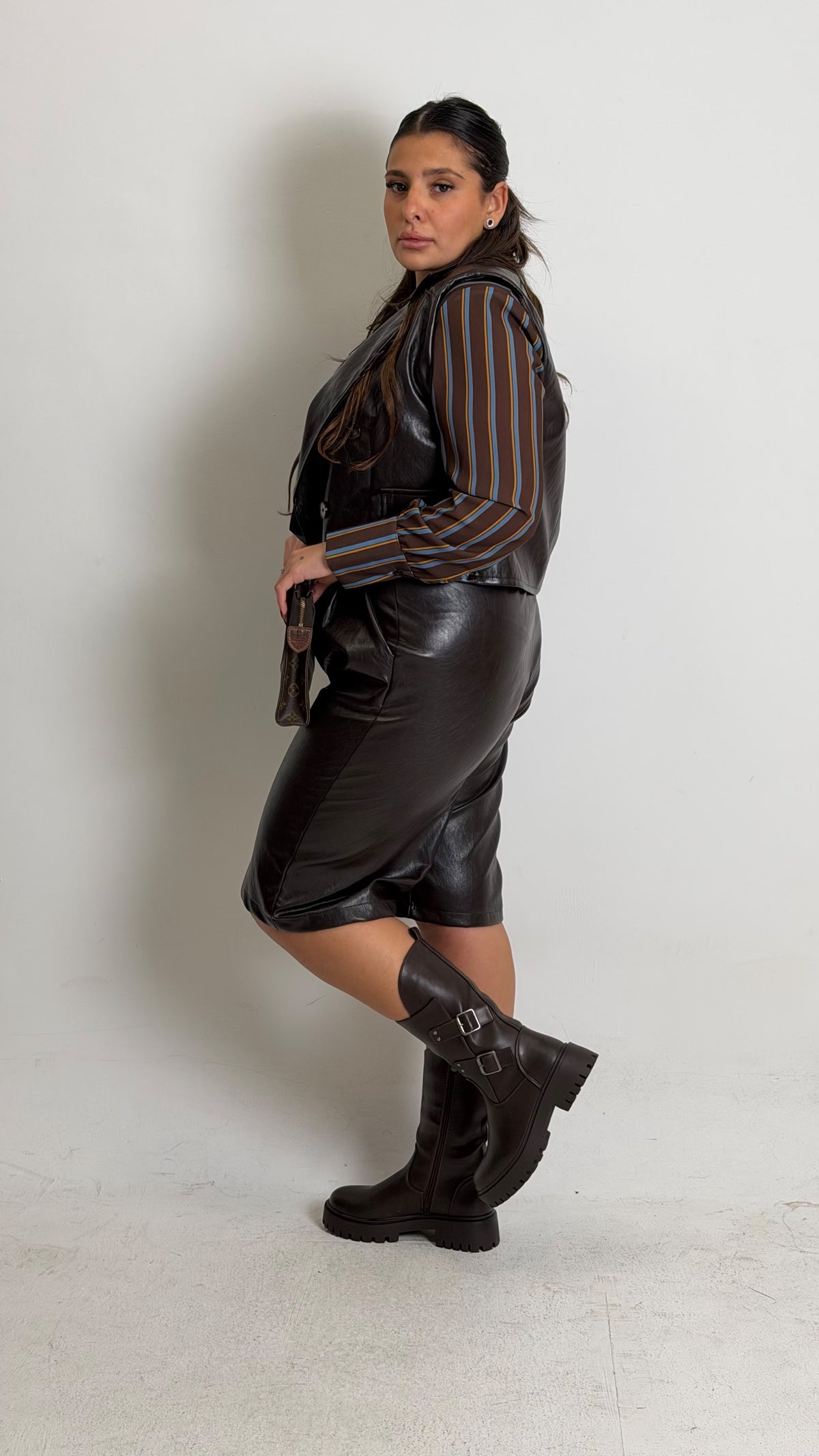 CURVY Cordset DOROTEA - Completo gilet e bermuda in ecopelle