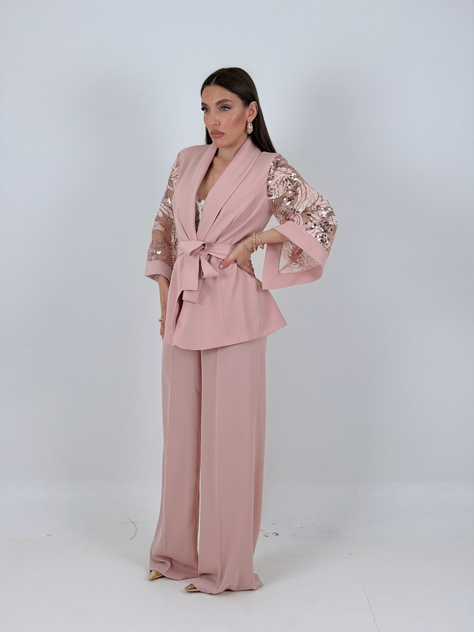Tailleur PIPPI - Completo giacca con cintura e manica in pizzo e pantalone palazzo  - Tailleur sartoriale