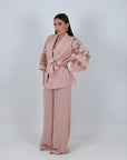 Tailleur PIPPI - Completo giacca con cintura e manica in pizzo e pantalone palazzo  - Tailleur sartoriale