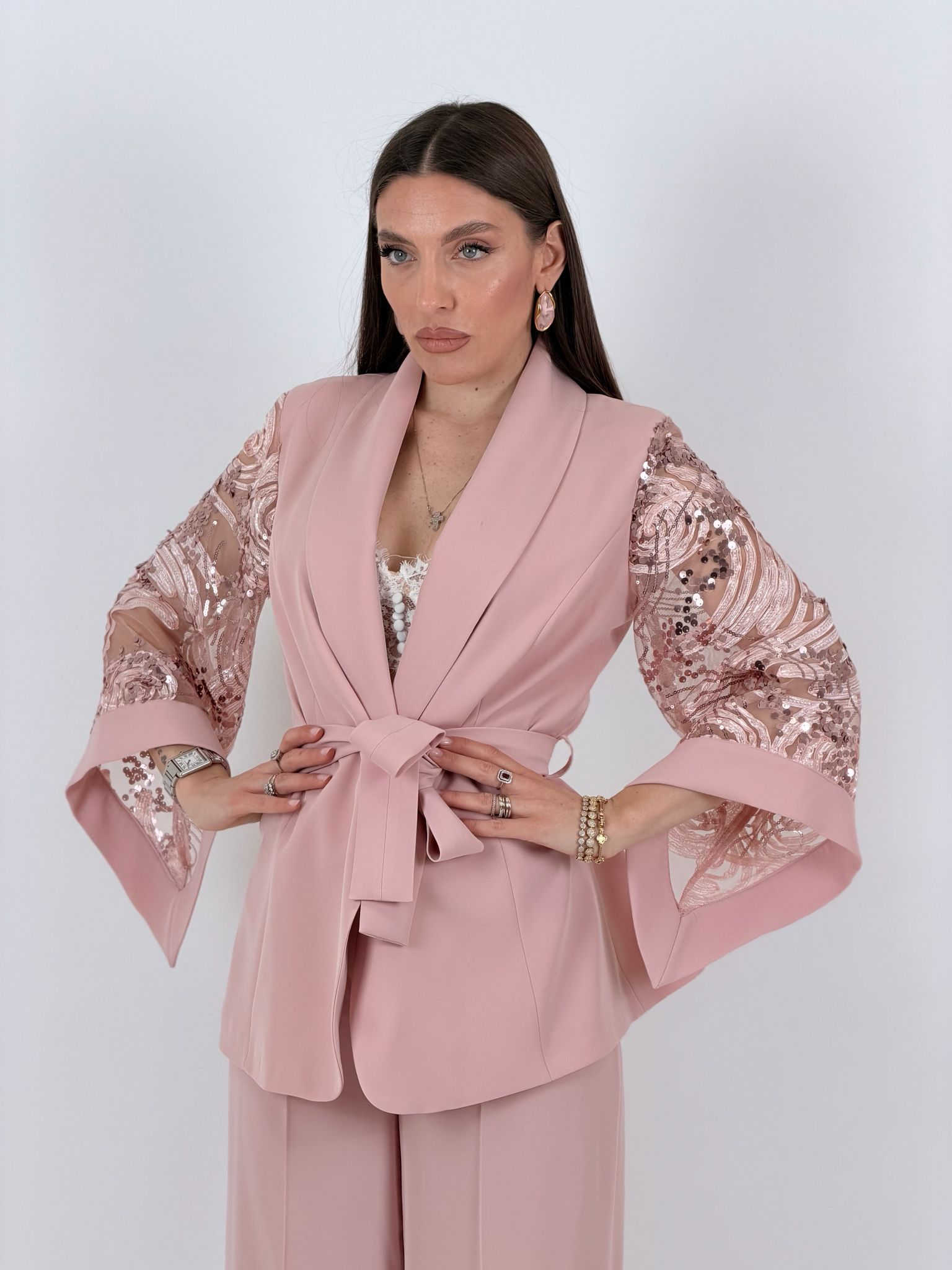 Tailleur PIPPI - Completo giacca con cintura e manica in pizzo e pantalone palazzo  - Tailleur sartoriale
