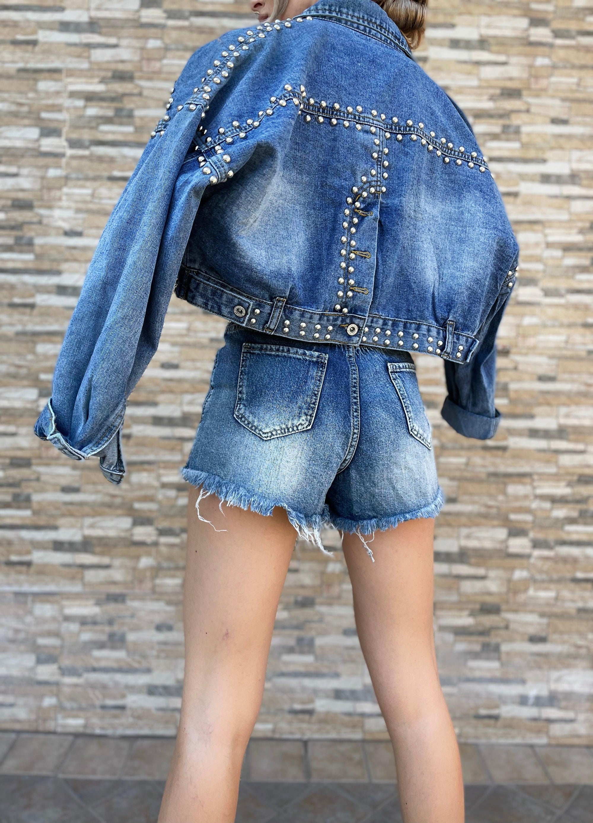 Pantaloncino corto con strappi e borchie - disponibile in tre taglie - Jiumir